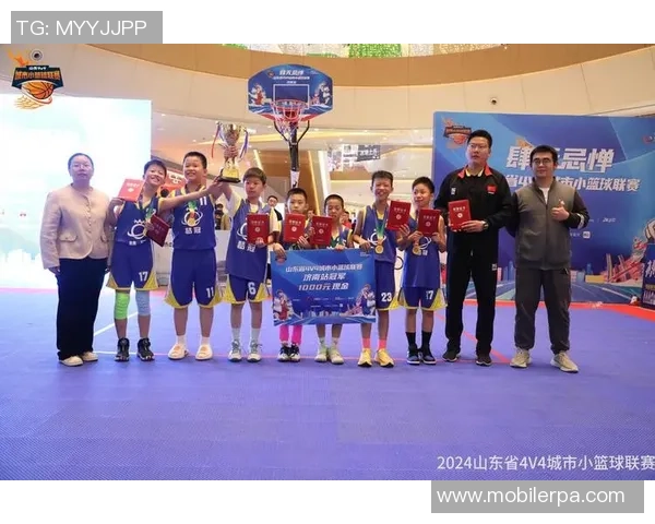 打篮球的少年们在球场上挥洒汗水追逐梦想展现青春活力与团队精神